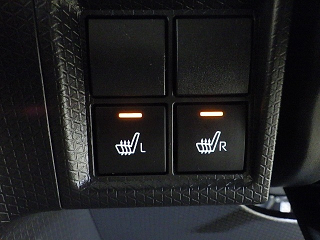 【運転席＆助手席シートヒーター装備で快適です】