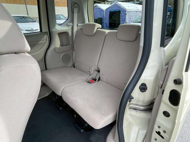 後部座席も目立つシミや汚れも無くとてもきれいな状態を保っております
