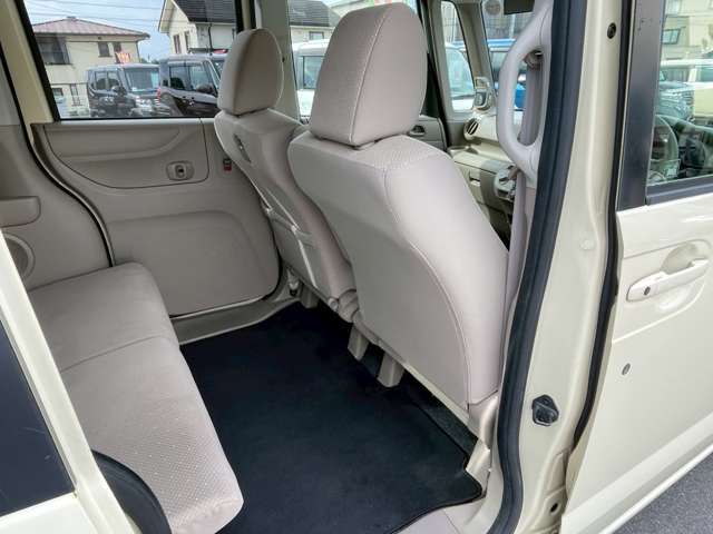 後部座席も目立つシミや汚れも無くとてもきれいな状態を保っております