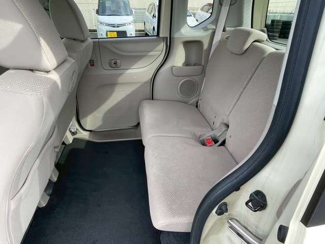 後部座席も目立つシミや汚れも無くとてもきれいな状態を保っております