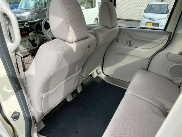 後部座席も目立つシミや汚れも無くとてもきれいな状態を保っております