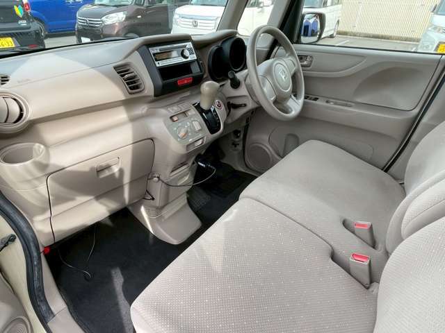 フロントシートも目立つシミや汚れも無くとてもきれいな状態を保っております