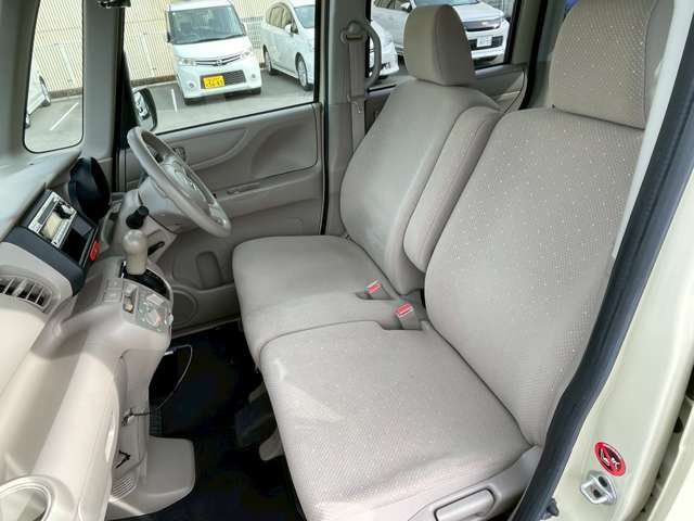 フロントシートも目立つシミや汚れも無くとてもきれいな状態を保っております