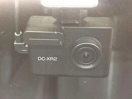 【ドライブレコーダー】安心・安全なカーライフに必須のドライブレコーダーを装備！走行中はもちろん、あおり運転や事故に遭遇した際の状況も映像で記録し、万一のリスクに備えます。