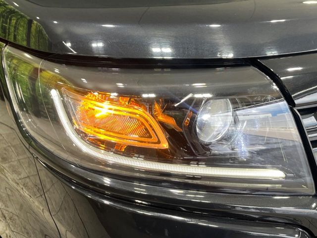 【LEDヘッドライト】悪天候や夜間走行時も良好な視界を確保し安心して運転できる高輝度LEDヘッドライトを装備！点灯速度が早く、消費電力も抑えられています。