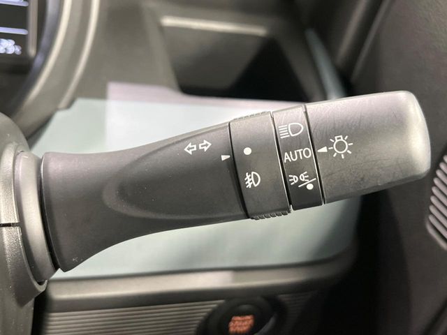 【オートライト】周りの明るさに応じて自動でヘッドライトの点灯・消灯ができる機能です！ライトの付け忘れ・消し忘れなどが無くなり、雨の日や夕方の走行も安心！トンネル通過時も便利ですね♪