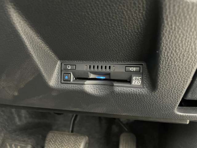 【ETC】有料道路を利用する際に料金所で停止することなく通過できる、ETC車載器（ノンストップ自動料金収受システム機器）が装備されています。セットアップを行うことで利用可能になります。