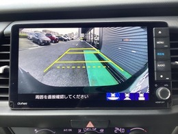 運転が苦手な方も車庫入れラクラクです！ギアをリバースに入れれば自動的にモニターが切り換わりますので、面倒な操作は不要です。狭い駐車場もお車を傷つけず安心です！