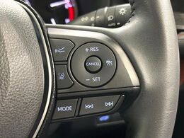 【レーダークルーズコントロール】高速道路での長距離走行が楽に！！自動で速度を保つクルーズコントロールが、衝突軽減システムと連携し、前方の車両を感知して車間を保つように速度調節してくれます！！