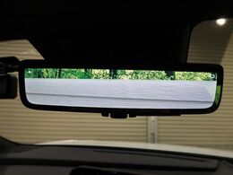 【デジタルインナーミラー】後席の大きな荷物や同乗者で後方が確認しづらい時でも安心！カメラが撮影した車両後方の映像をルームミラー内に表示。クリアな視界で状況の確認が可能です！