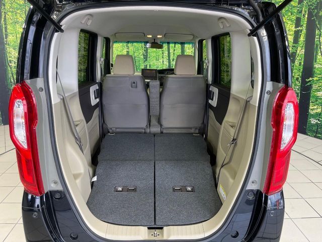 後席を格納すると、これだけの広さが！シーンに合わせたシートアレンジで、大きな荷物も積むことが出来ます♪