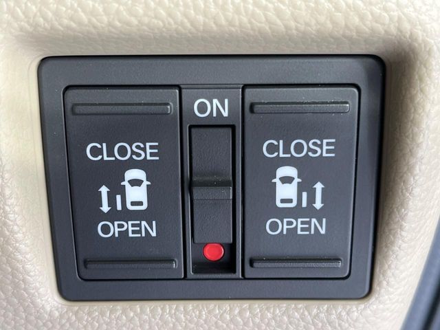 【両側パワースライドドア】スマートキーや運転席のスイッチで後席両側スライドドアの開閉が可能♪電動だから力を入れてドアを開ける必要が無く、小さなお子様でも簡単に開け閉めでき快適です♪