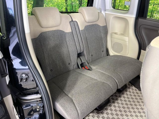 後部座席も気になるようなキズ・汚れやへたり等、大きなダメージはなく、良好な状態です。