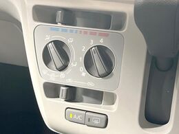 寒い冬も暑い夏も全席に快適な空調を届けてくれる、ダイヤル式エアコンを装備♪