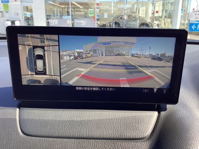 360°ビュー装備です。狭い場所での車庫入れや切り替えしの時など目で見て確認できるので便利ですね。