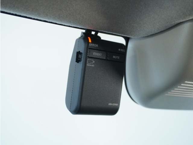 ◆ドライブレコーダー◆映像・音声などを記録する自動車用の装置です。　もしもの事故の際の記録はもちろん、旅行の際の思い出としてドライブの映像を楽しむことができます。