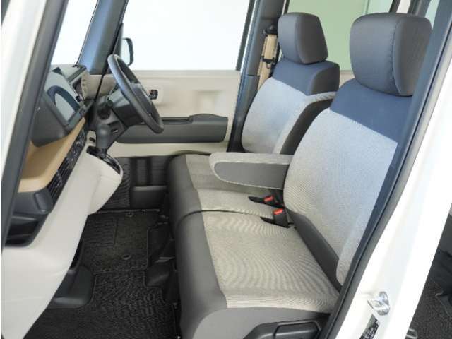 運転席と助手席は足元が繋がっているので自由に行き来しやすいので駐車場が狭いときでも助手席側からスムーズに乗り降りできて便利！