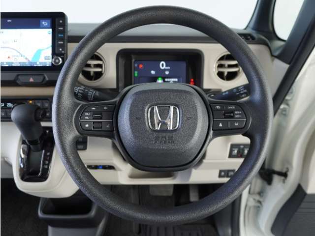 【Honda SENSING】 カメラ等装置で精度の高い検知能力を発揮、安全運転を支援します。ステアリング上のコントローラーに注目！