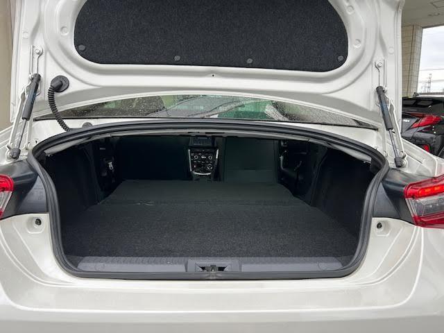 【トランク】積み込みやすくて、たっぷり積める荷室です。シートアレンジできるものは、乗車人数と荷物の量や大きさによってシートを動かすことができるので、より快適なドライブが可能です！