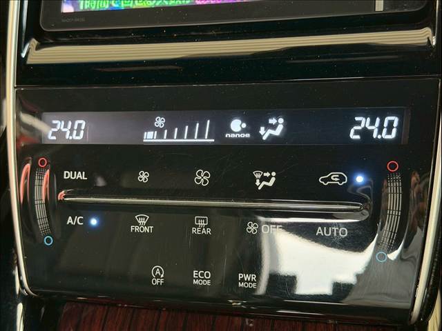 【オートエアコン】一度お好みの温度に設定すれば、車内の温度を検知し風量や温度を自動で調整。暑い…寒い…と何度もスイッチ操作をする必要はありません。快適な車内空間には必須の機能ですね♪