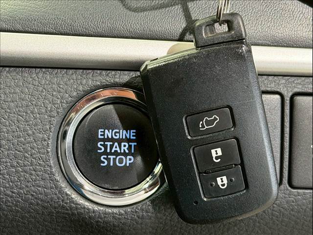 【スマートキー】カバンやポケットに入れたままでもドアの施錠・解錠が可能なスマートキーを装備。エンジンのオン・オフ時もカギを取り出す必要が無いからとっても便利です♪