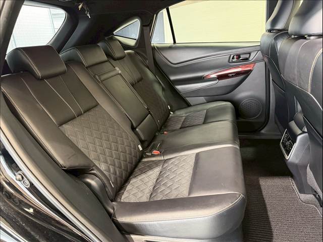 後部座席も気になるようなキズ・汚れやへたり等、大きなダメージはなく、良好な状態です。