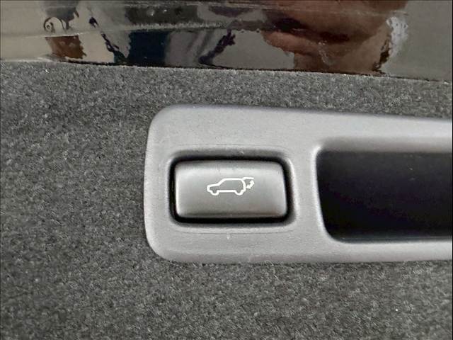 【パワーバックドア】スマートキーや運転席のボタンを押すだけでリアゲートが自動で開閉します！荷物を持っている時や、高い位置にあるバックドアを閉める際に便利な機能です♪