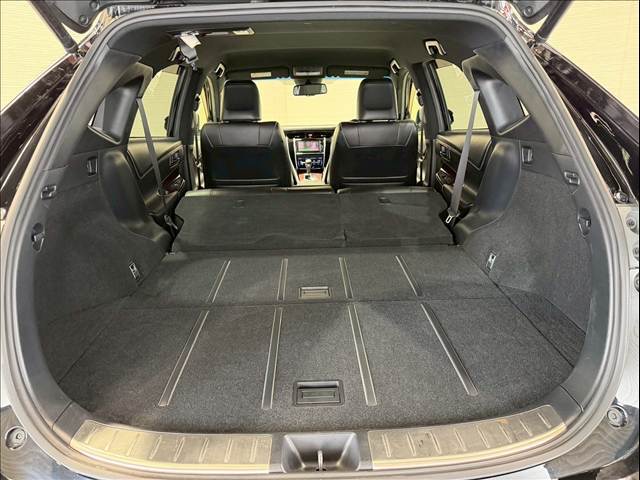 ラゲッジルームは、大容量のスペースを確保。普段のお買い物からレジャーまで、幅広く活躍してくれます！また、リアシートを倒すことでバリエーション豊かにお使いいただけます。