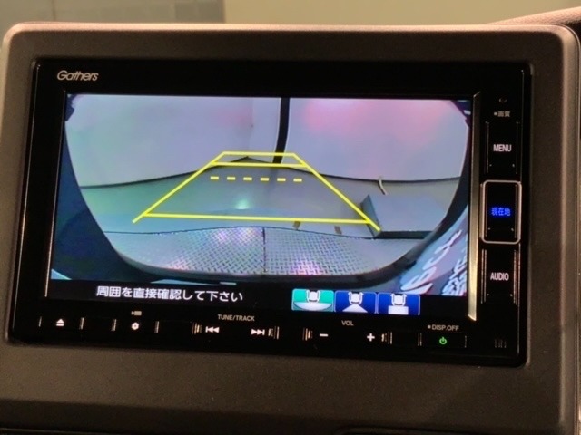 リバースギアに入れるだけで後方の表示へ切り替わります。夜間や雨の日の駐車も楽になりますよ。