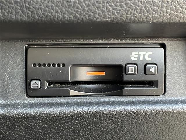 【ETC】有料道路を利用する際に料金所で停止することなく通過できる、ETC車載器（ノンストップ自動料金収受システム機器）が装備されています。セットアップを行うことで利用可能になります。