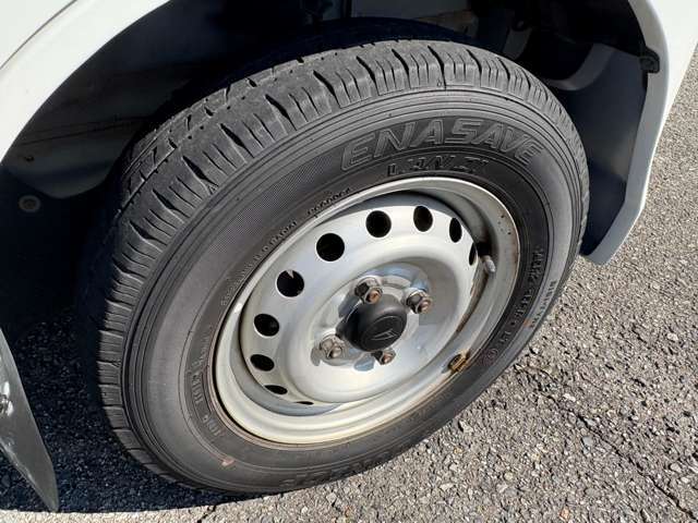 弊社は板金塗装も自社工場にて行っております。（弊社の商品はバンパーのこすり傷もない。）とお客様に喜んでいただいております。また事故修理や軽板金も承っておりますので、お気軽にお問い合わせください。