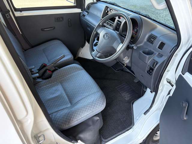 全車無条件励行として、ブレーキは4輪とも分解、清掃（交換）、グリスアップその他にエンジンオイル、エレメント、LLCの交換とエンジンルーム及び下回りのスチーム洗浄、内外装クリーニングを行っております。