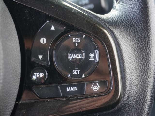 【アダプティブクルーズコントロール】予め設定した車速内でクルマが自動的に加減速。前走車との適切な車間距離を維持しながら追従走行します。【LKAS】車線維持支援システムでステアリング操作を支援。