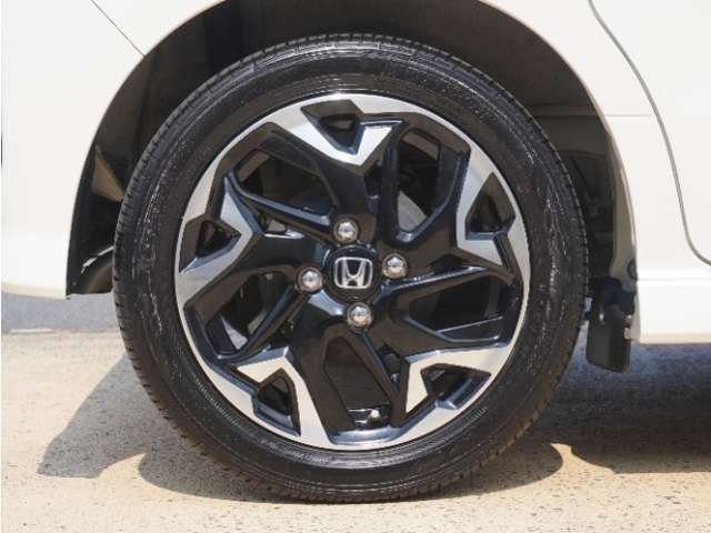 アルミホイール装着車です！これで足元まわりもおしゃれにきまります！