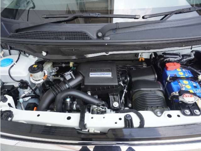 エンジンは車の心臓部分です。このエンジンルームが汚いとトラブルの基になります。当店は専用の液剤を使って徹底的に綺麗にします。