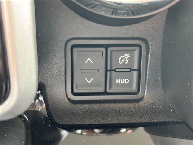 【 クルーズコントロール 】高速道路で便利な機能です！アクセルを離しても一定速度で走行ができる装備です！加速減速もスイッチ操作でOKです！