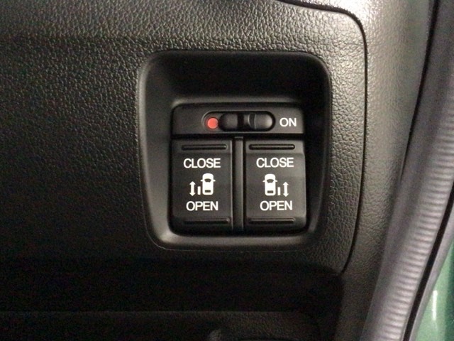 【両側パワースライドドア】両側がパワースライドドアになっており、運転席のスイッチやスマートキーでも開閉が可能です！開口部も広いので乗り降りも楽々♪