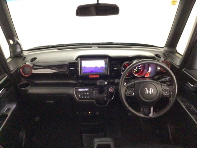 【前方視界】開放的な前方視界！運転がしやすく疲れにくいです♪窓が大きく、見通しがとっても良いおクルマですよ♪