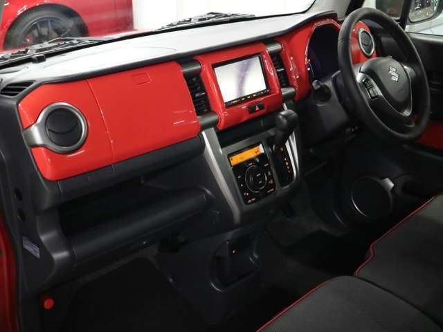 当社販売担当者、仕入担当者、リフトに持ち上げ車検検査員による下廻りチェックをクリアした高品質車を展示しております。