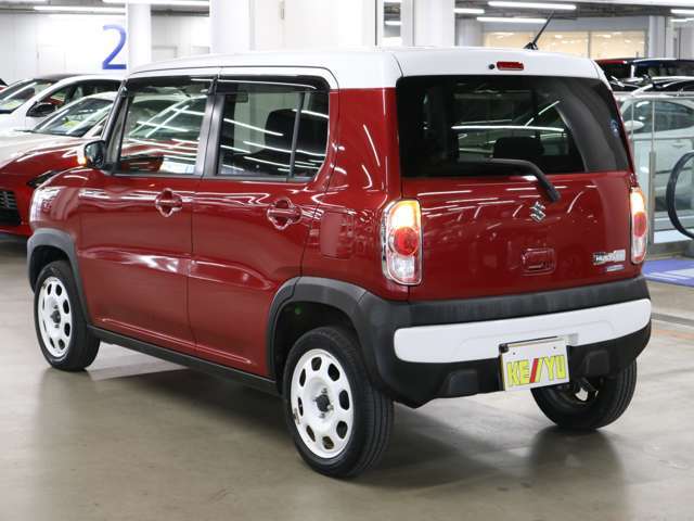 雨が降ってもゆったりと車選びができる全天候型立体展示場！エスカレーター完備！