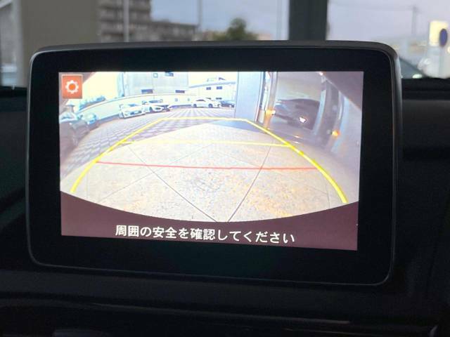 【バックカメラ】駐車時に後方がリアルタイム映像で確認できます。大型商業施設や立体駐車場での駐車時や、夜間のバック時に大活躍！運転スキルに関わらず、今や必須となった装備のひとつです！