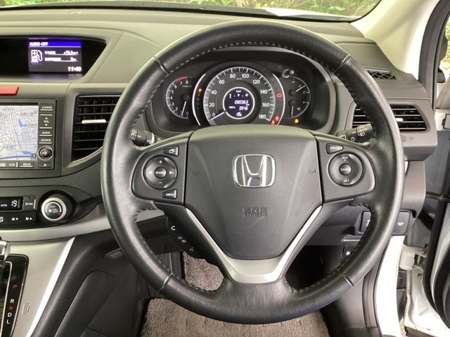 本革ハンドルの右側にあるボタンが高速クルーズコントロールです。アクセルペダルを踏まずに設定速度をキープ。高速道路でのドライブがラクに。また、左にオーディオリモコンスイッチがあります。