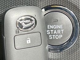 【キーフリーシステム】カバンやポケットに入れたままでもドアの施錠・解錠が可能なスマートキーを装備。エンジンのオン・オフ時もカギを取り出す必要が無いからとっても便利です♪