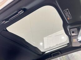 【ガラスルーフ】ガラスルーフ搭載で車内の解放感が一気にアップ！開放的なドライブをお楽しみいただけます。