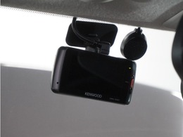 ◆ドライブレコーダー◆映像・音声などを記録する自動車用の装置です。　もしもの事故の際の記録はもちろん、旅行の際の思い出としてドライブの映像を楽しむことができます。