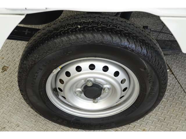 タイヤサイズは145/80R12です。