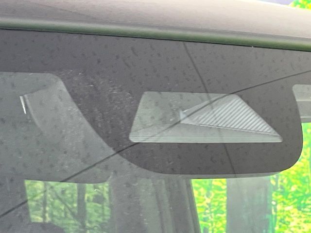 【ホンダセンシング】走行中に前方の車両等を認識し、衝突しそうな時は警報とブレーキで衝突回避と被害軽減をアシスト。より安全にドライブをお楽しみいただけます。