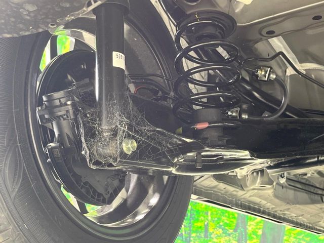お車を安心してお乗りいただく為には、足回りの定期点検が欠かせません。サービスサポート（有償保証）では無料点検もご提供しており、安心のカーライフをお過ごしいただけるサポート体制が整っています。