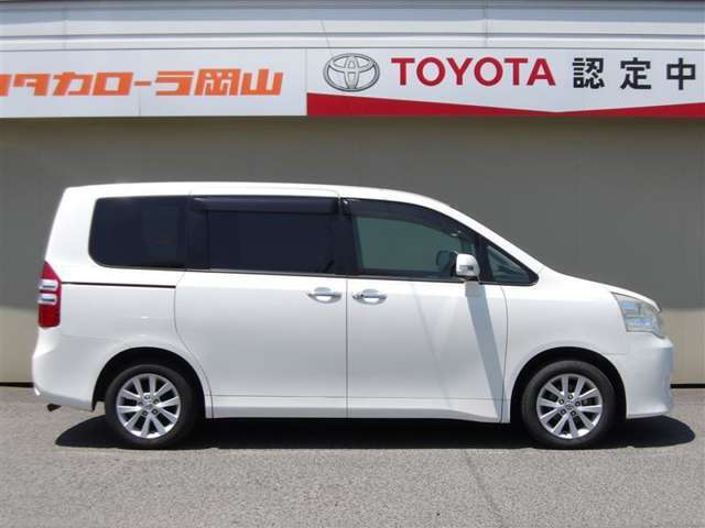 両側パワースライドドア付きだから、狭い駐車スペースなどでの 乗り降りラクラク！小さなお子さまのいるご家庭には嬉しい装備。