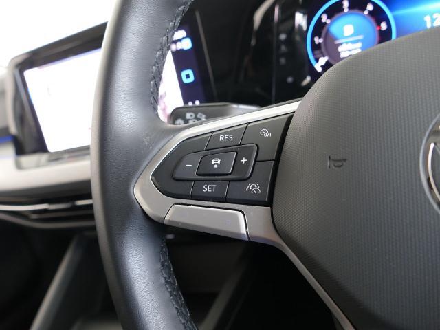 設定したスピードを上限に自動で加減速をし、一定の車間距離を保つ事で長距離運転の疲労を軽減する【ACC】が装備。
